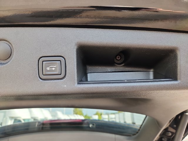 Used 2023 Chevrolet Equinox RS FWD image 34