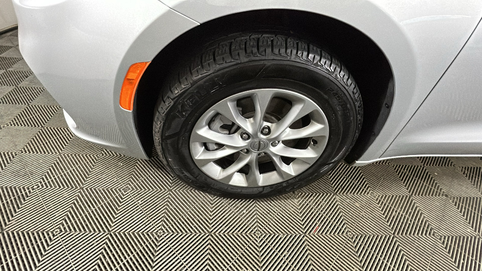 Used 2024 Chrysler Pacifica Touring-L AWD/4WD image 10