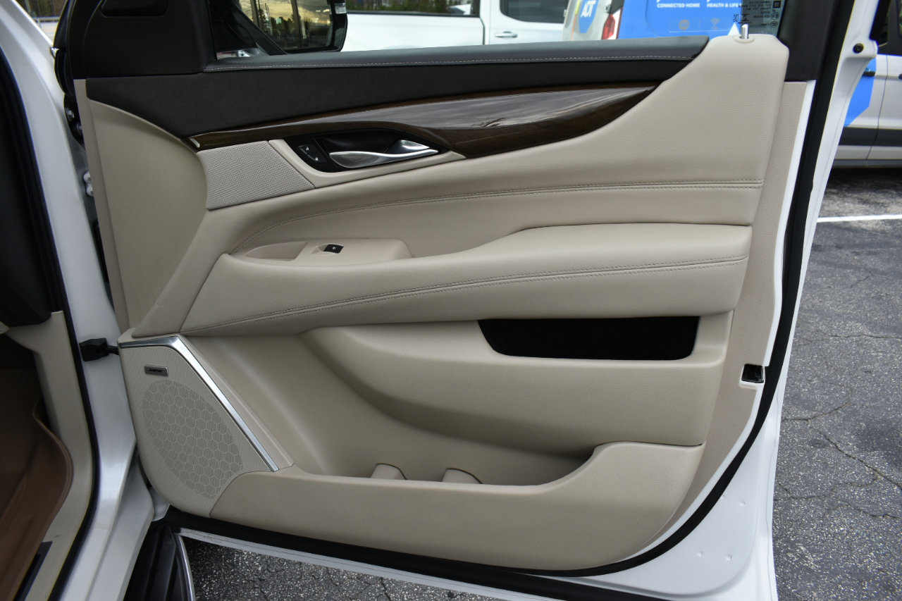 Used 2020 Cadillac Escalade ESV Premium Luxury image 37