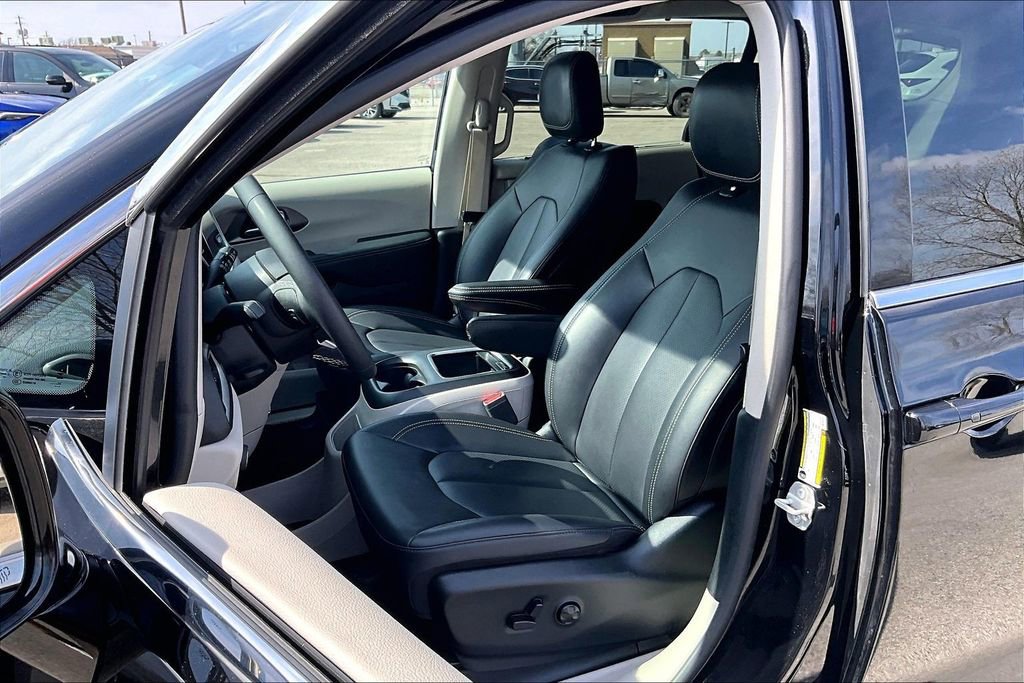 Used 2024 Chrysler Pacifica Touring-L image 36
