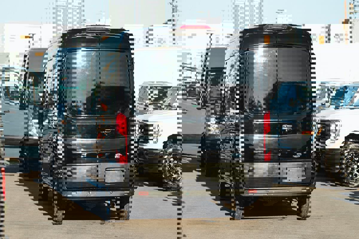 Used 2018 Ford Transit 250 148 Medium Roof image 5