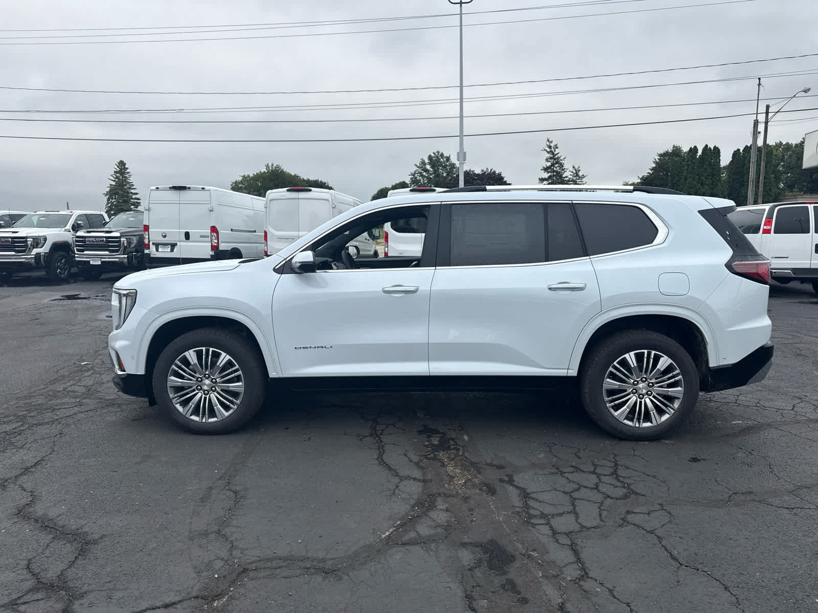 New 2027 GMC Acadia Denali w/ LPO, Floor Liner Package AWD/4WD image 2