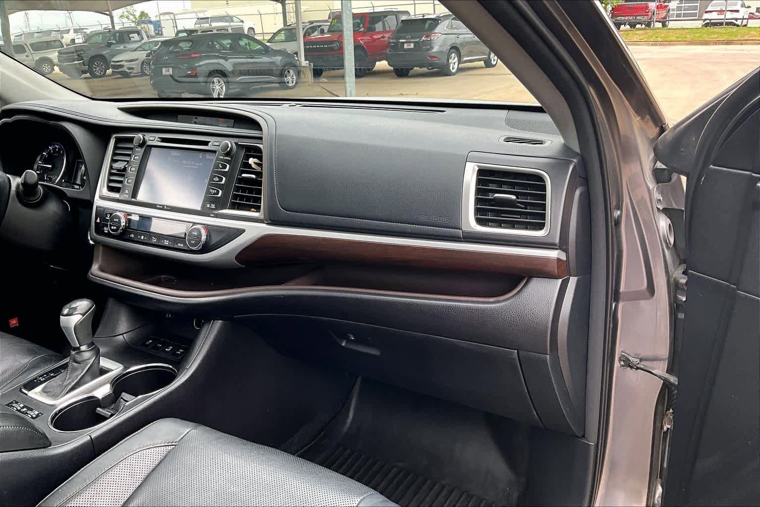 Used 2014 Toyota Highlander Limited Platinum AWD/4WD image 18