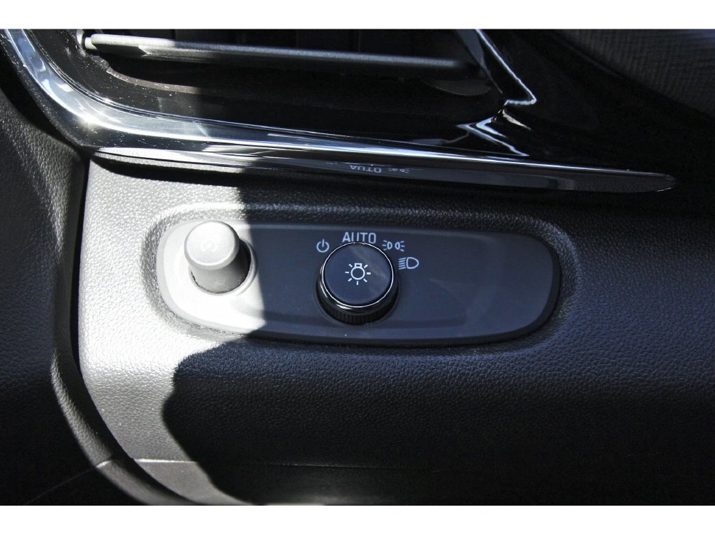 Used 2025 Buick Envista Sport Touring w/ Convenience II Package FWD image 19