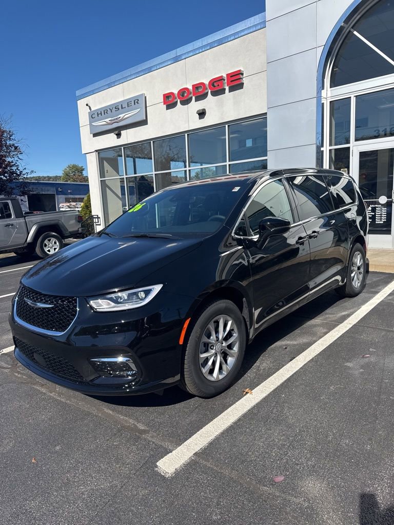 New 2026 Chrysler Pacifica Select image 2