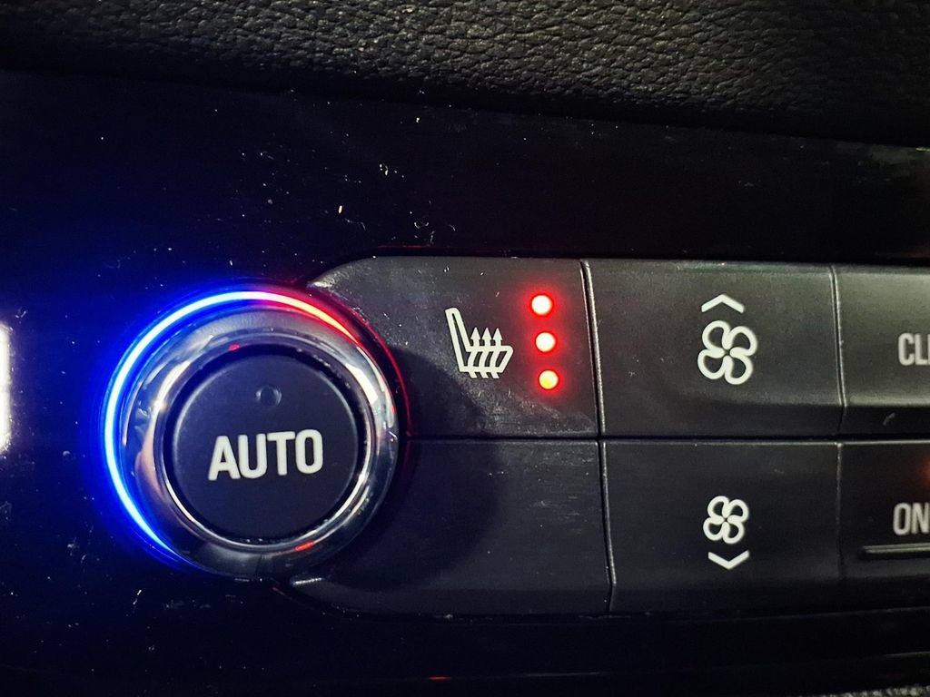 Used 2022 Buick Enclave Essence w/ Sport Touring Edition FWD image 17
