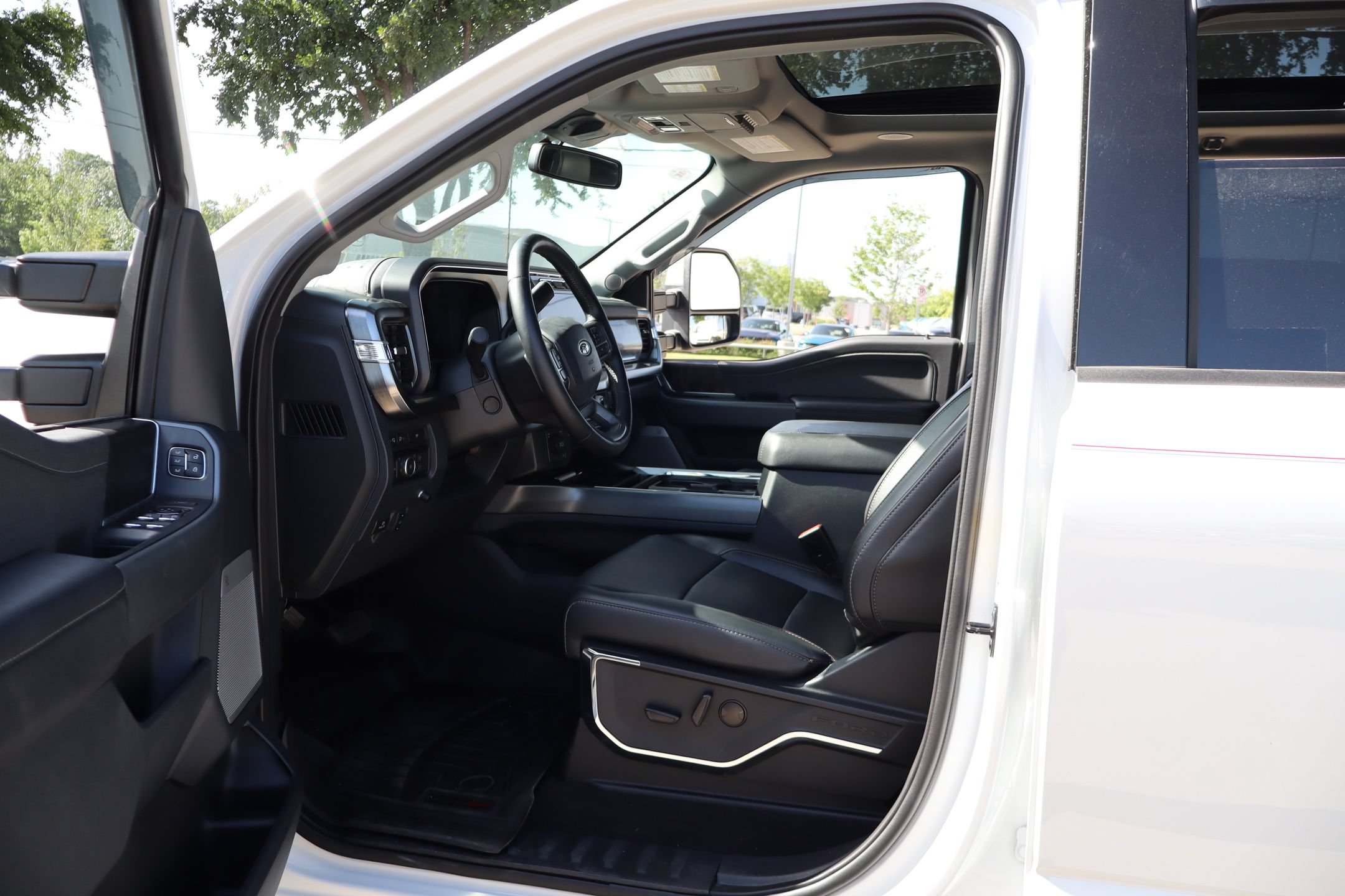Used 2023 Ford F350 Lariat w/ Lariat Ultimate Package AWD/4WD image 25