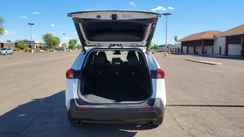 Used 2021 Toyota RAV4 XLE w/ Convenience Package FWD image 13