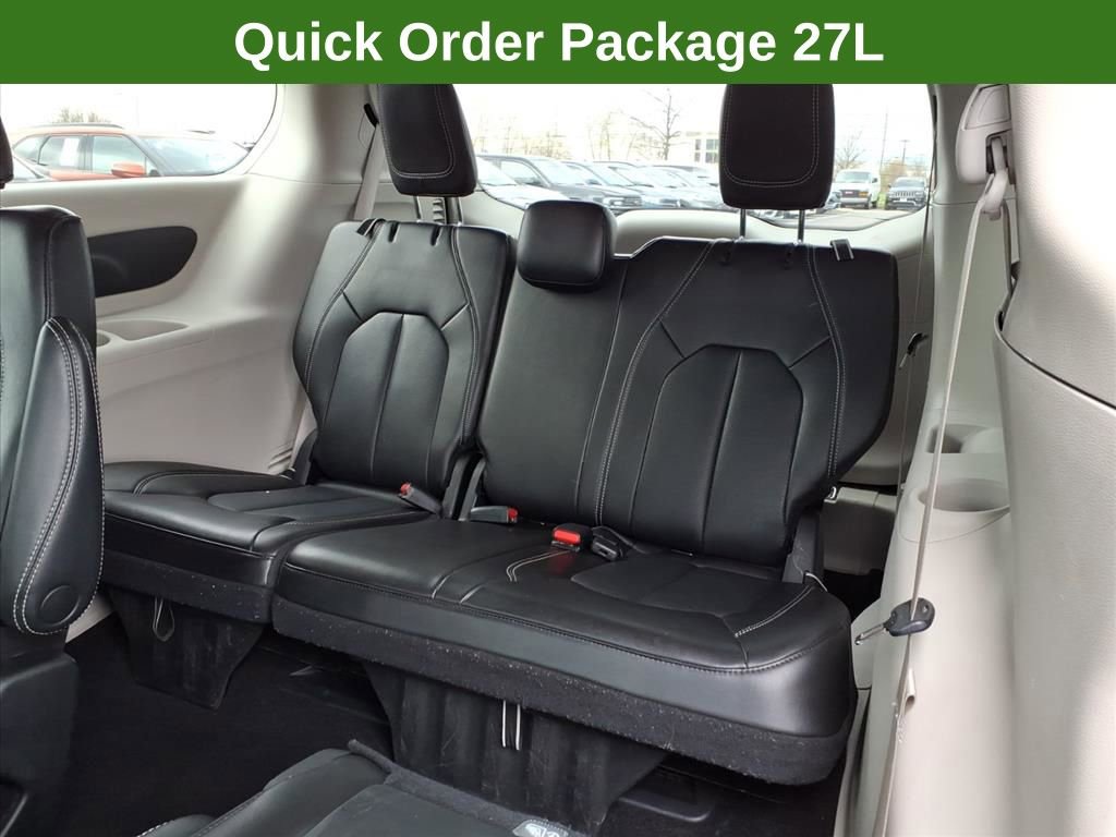 Used 2023 Chrysler Pacifica Touring-L FWD image 13