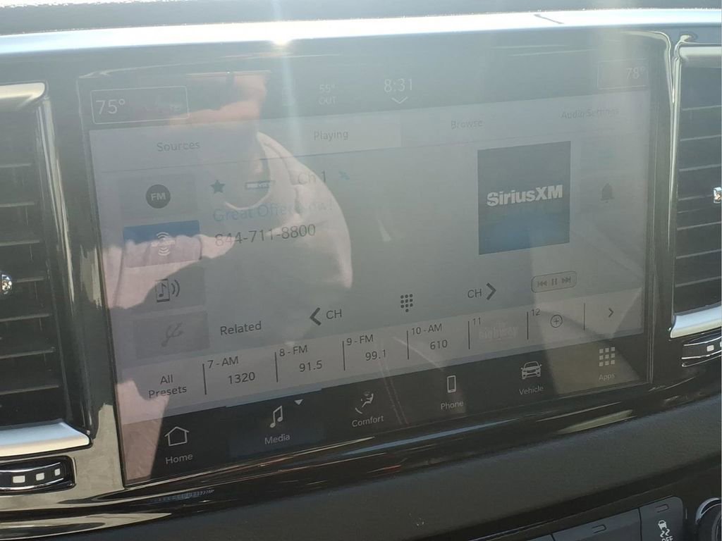 Used 2024 Chrysler Pacifica Touring-L FWD image 6