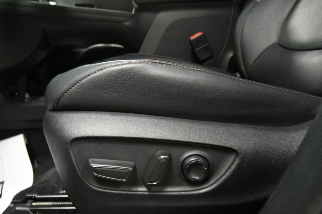Used 2025 Toyota Sienna Platinum AWD/4WD image 11
