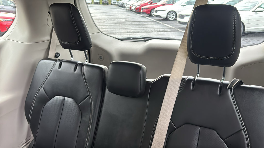 Used 2023 Chrysler Pacifica Touring-L FWD image 28