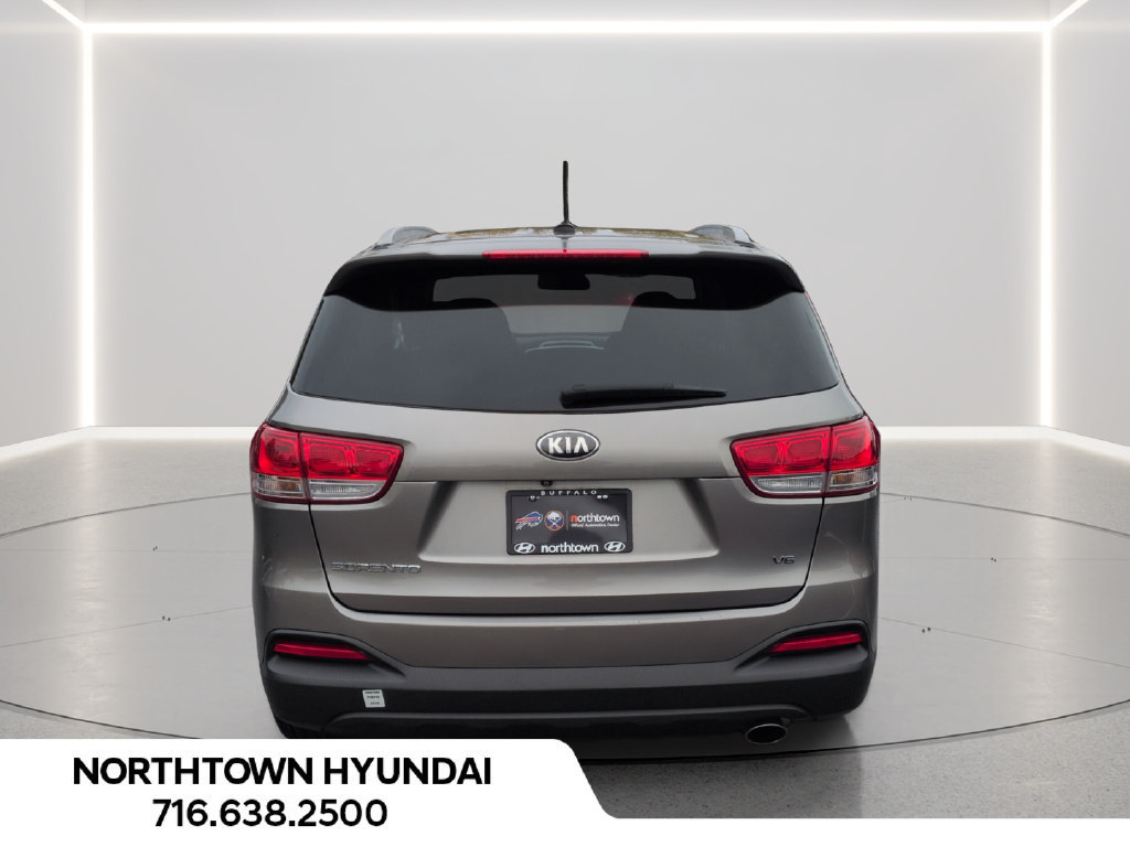 Used 2018 Kia Sorento FWD V6 image 5