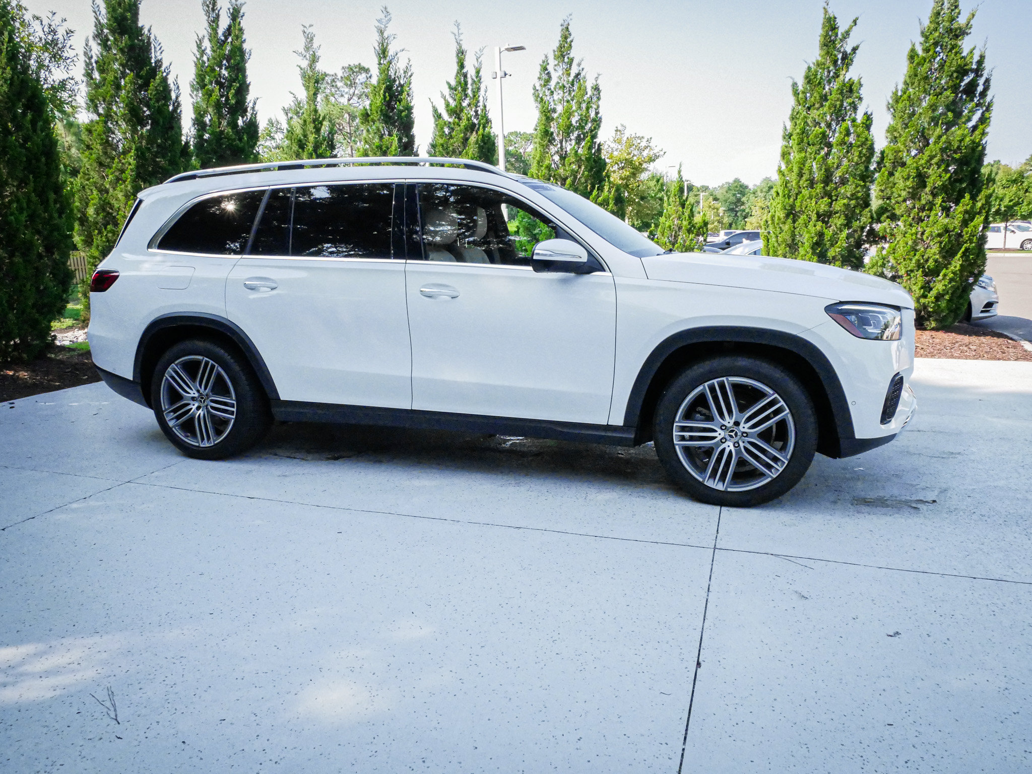 Used 2025 Mercedes-Benz GLS 450 4MATIC image 11