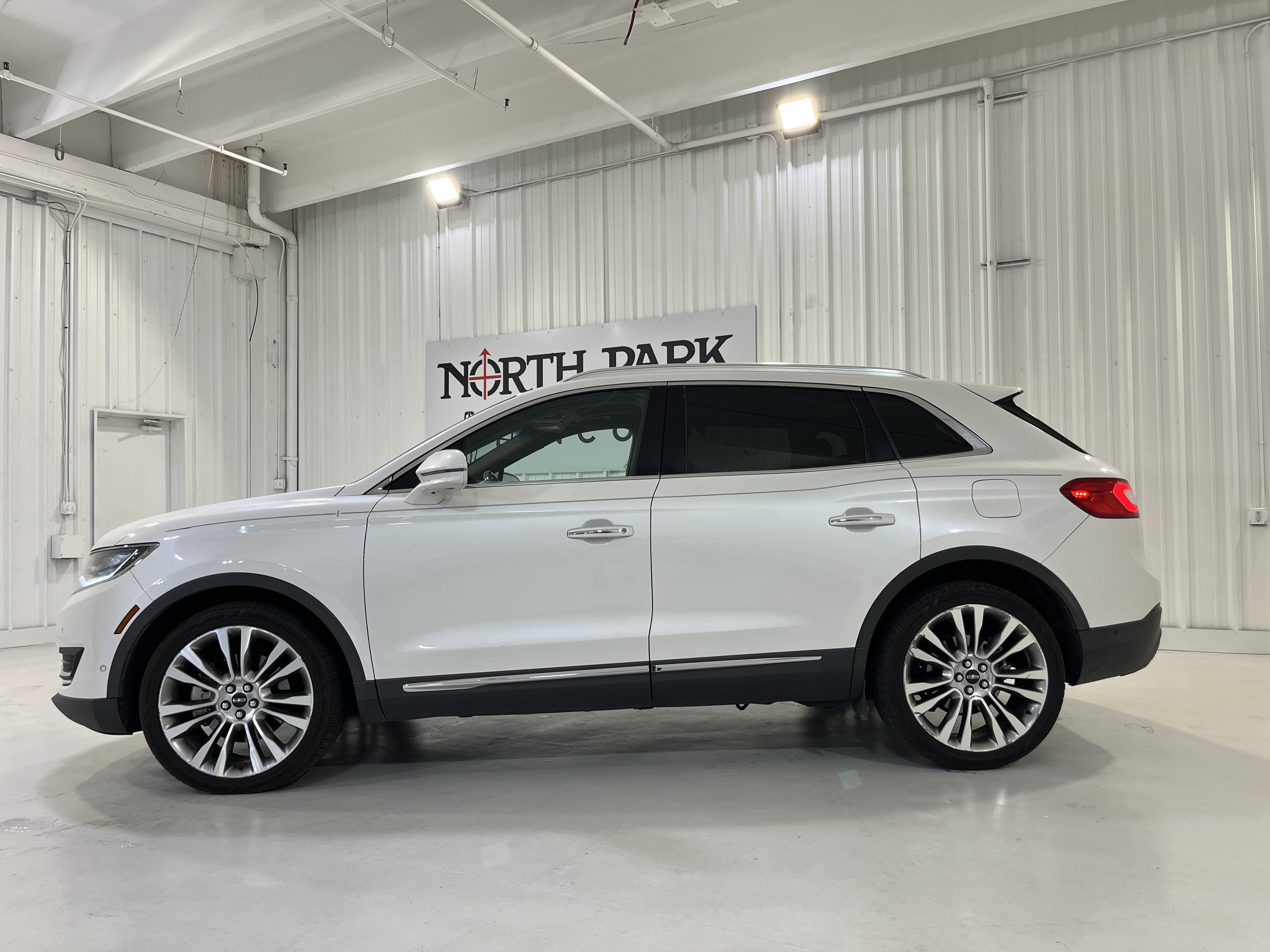Used 2016 Lincoln MKX Reserve w/ Luxury Package AWD/4WD image 25