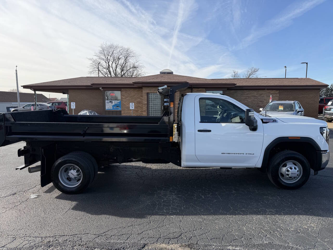 Used 2024 GMC Sierra 3500 Pro w/ Convenience Package image 9