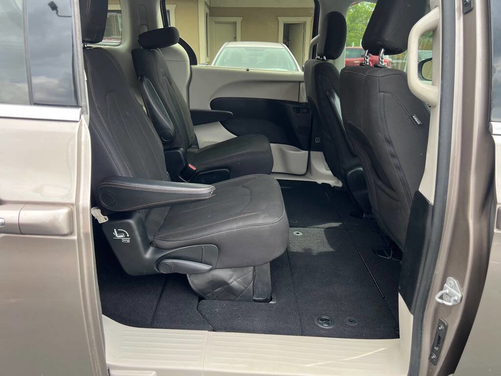 Used 2017 Chrysler Pacifica Touring Plus w/ Tire & Wheel Group image 14