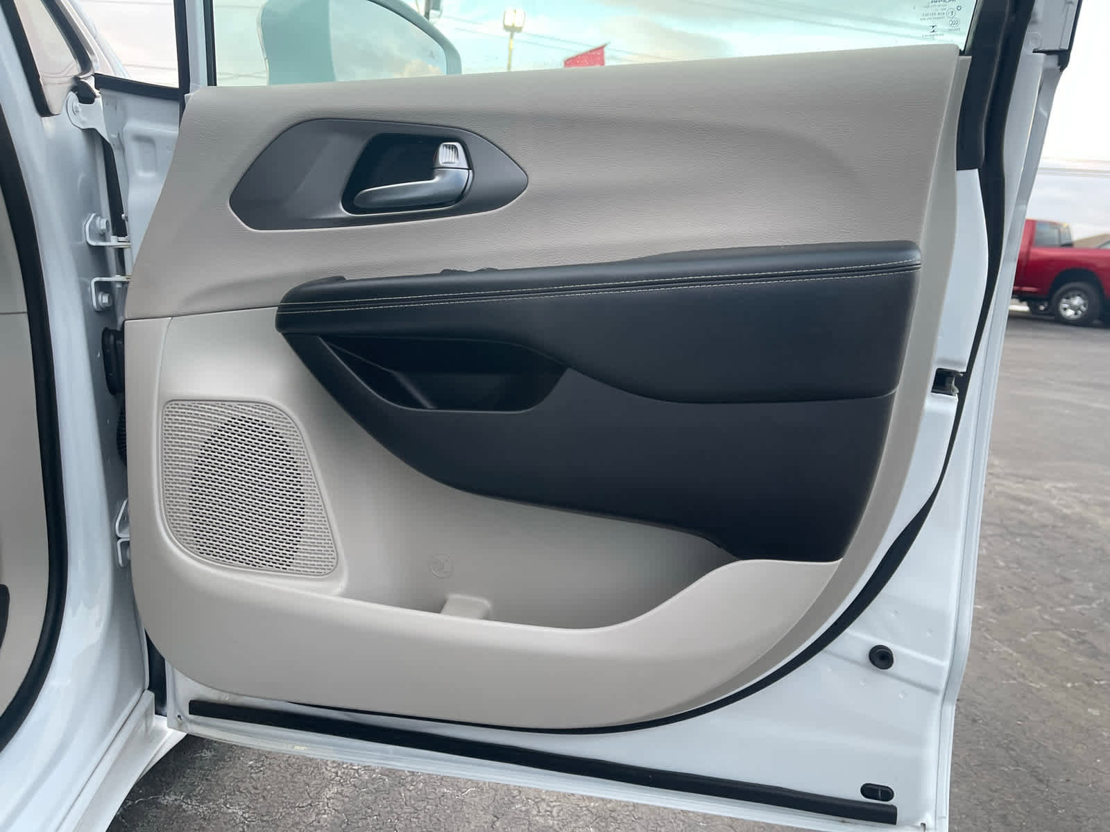 Used 2022 Chrysler Pacifica Touring-L image 9