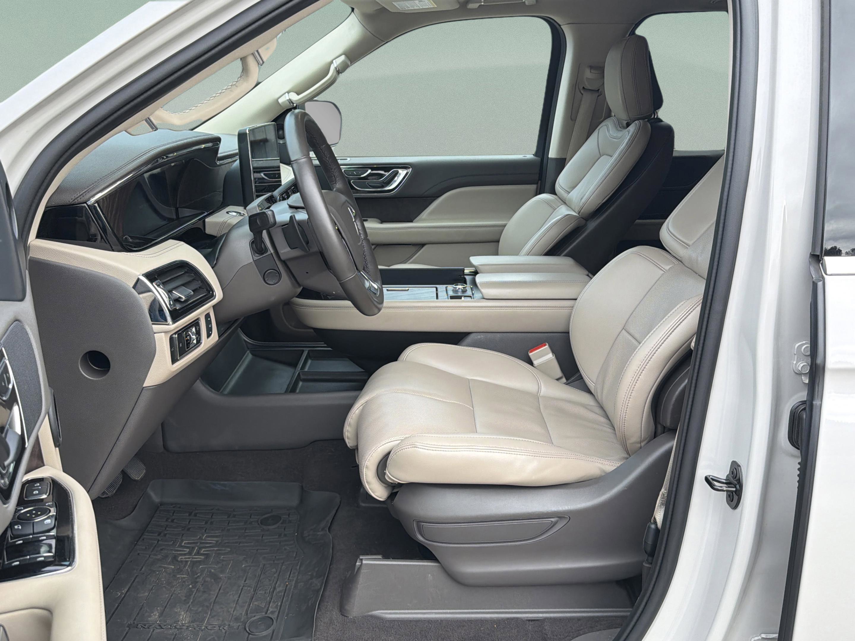 Used 2024 Lincoln Navigator Premiere image 36