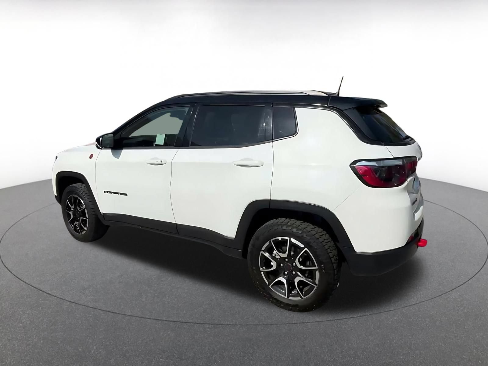 Used 2025 Jeep Compass Trailhawk AWD/4WD image 9