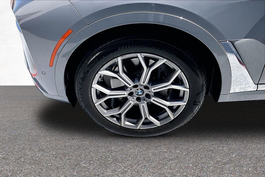 Used 2024 BMW X7 xDrive40i w/ Parking Assistance Package AWD/4WD image 32
