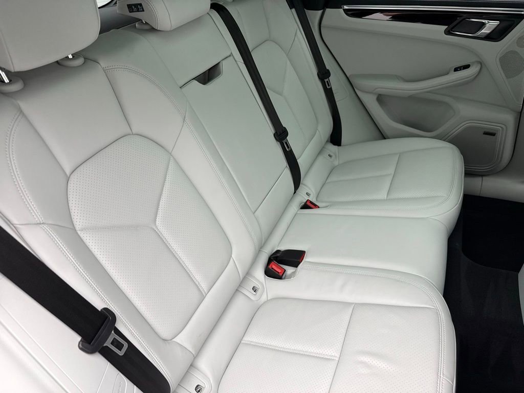 Certified 2025 Porsche Macan image 30