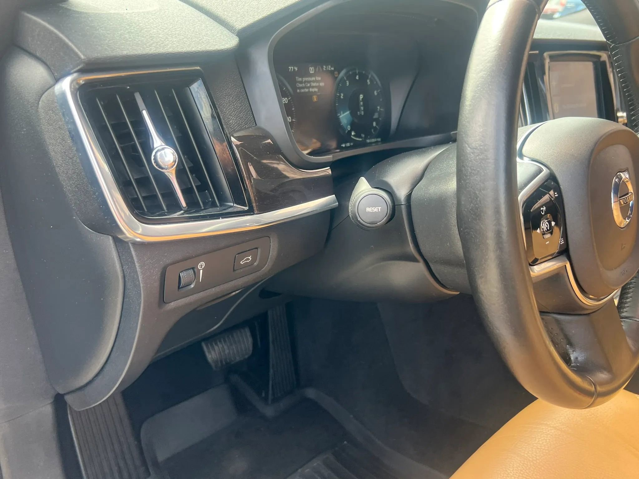 Used 2017 Volvo S90 T6 Momentum w/ Vision Package image 13