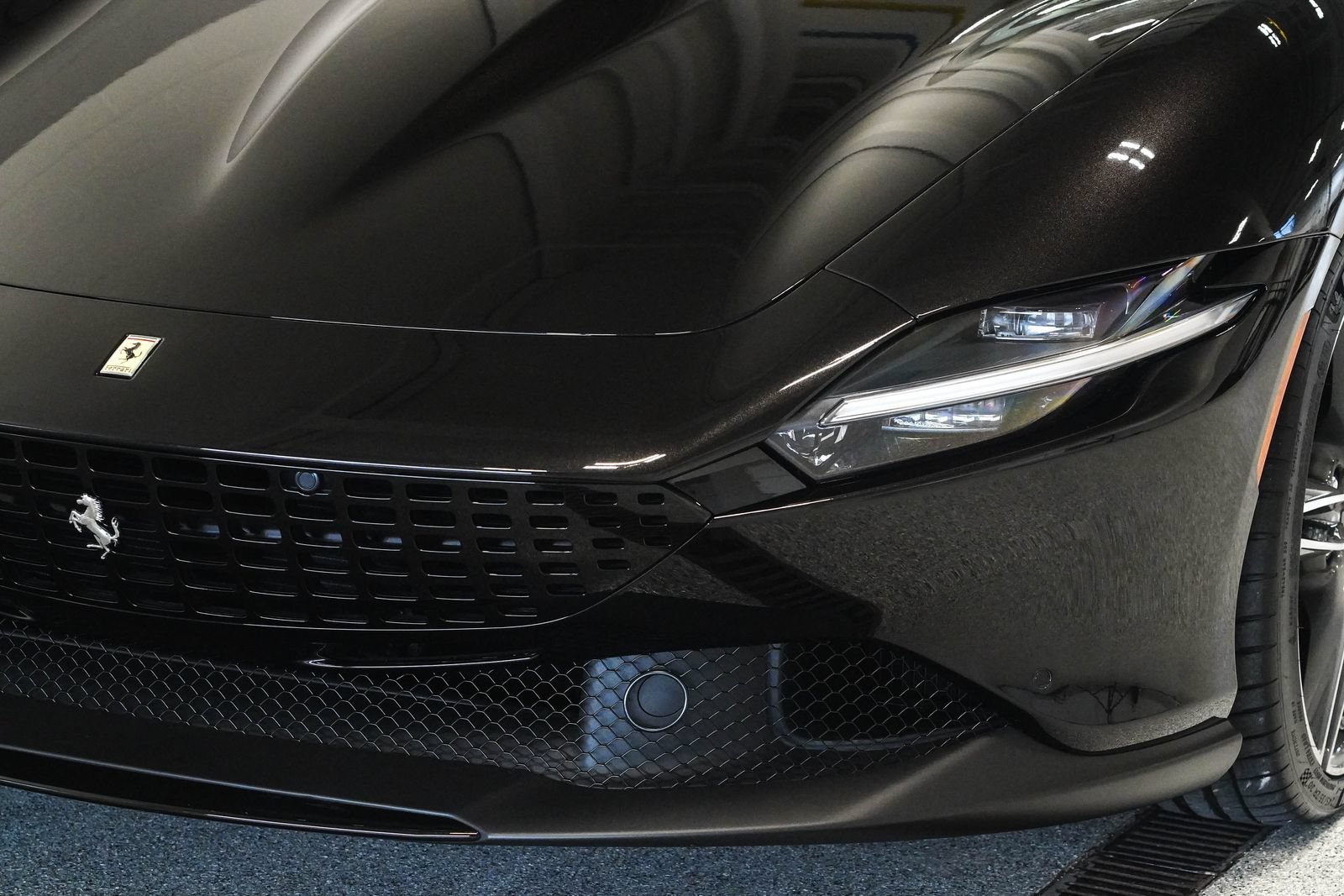 Used 2024 Ferrari Roma Spider RWD image 9
