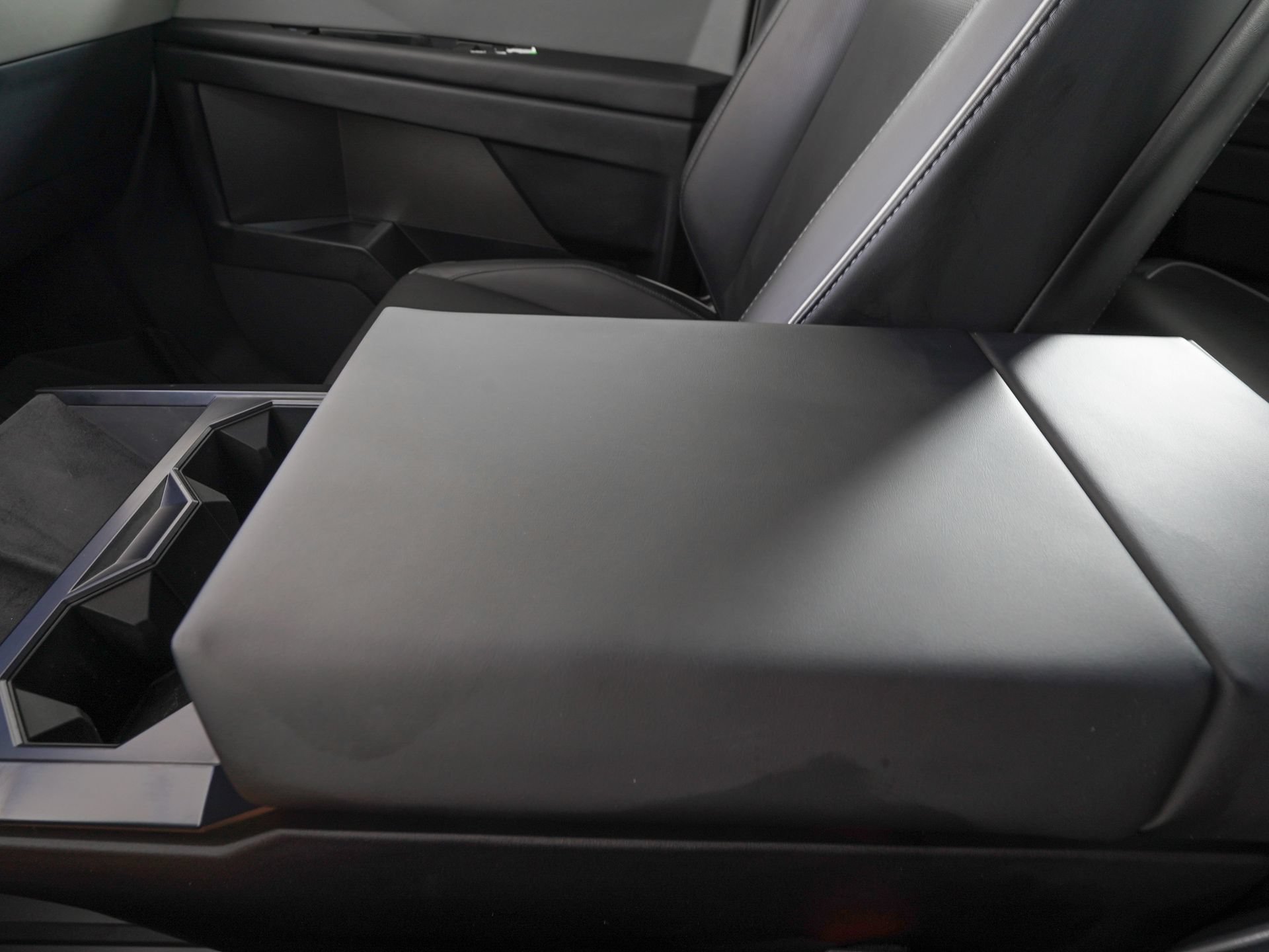 Used 2024 Tesla Cybertruck AWD Crew Cab image 28