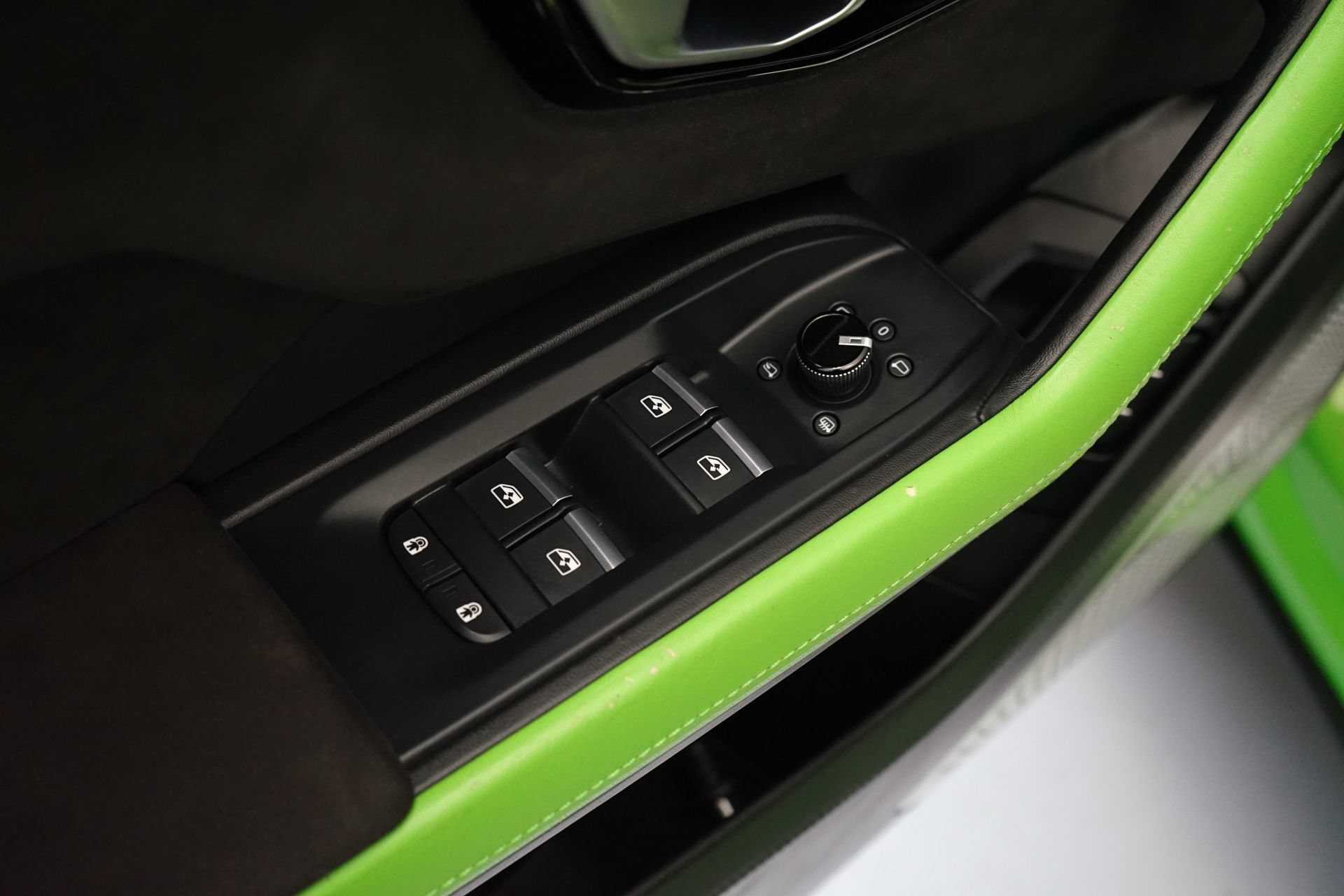 Used 2022 Lamborghini Urus AWD/4WD image 28