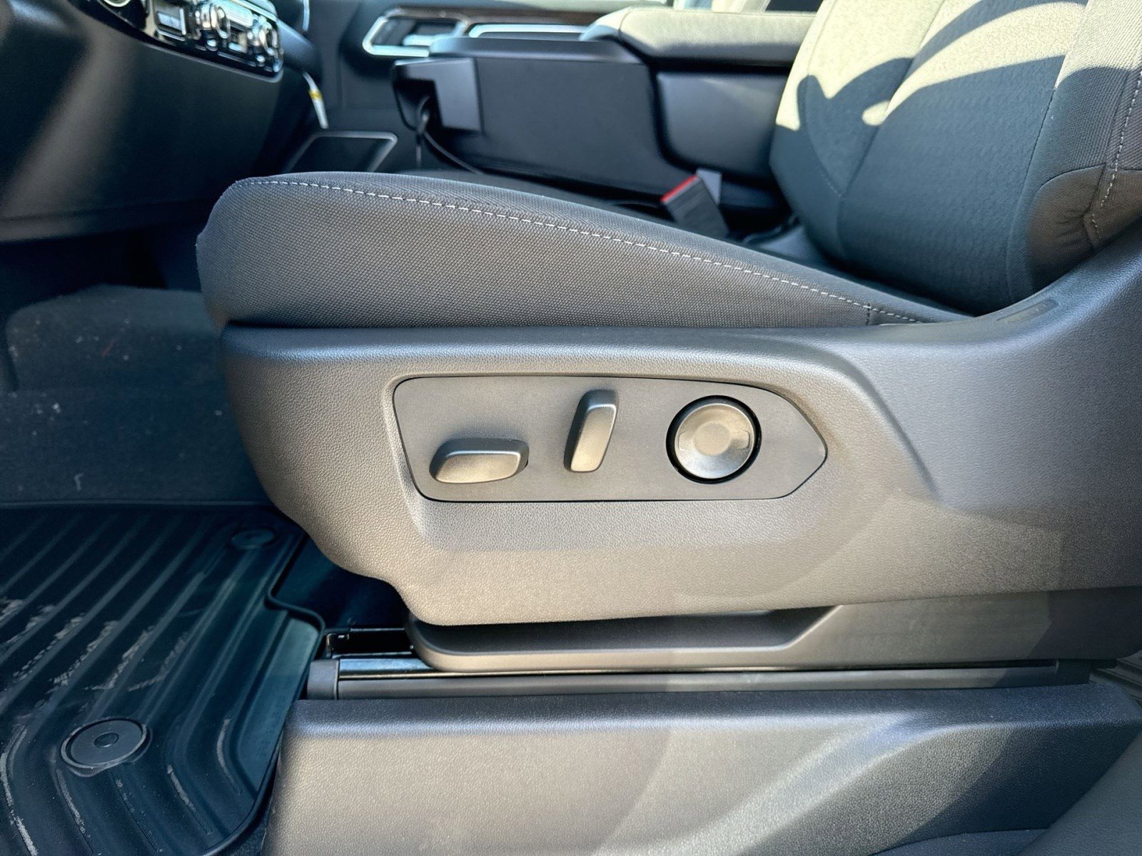 New 2026 GMC Sierra 1500 SLE image 14