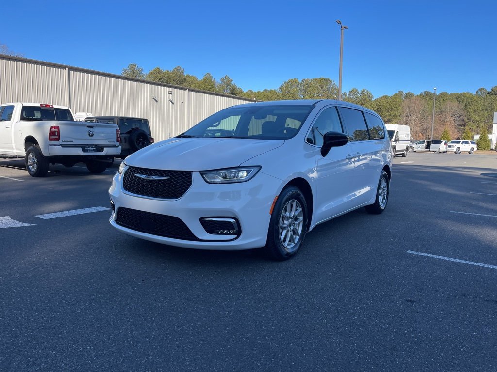 Used 2024 Chrysler Pacifica Touring-L image 2