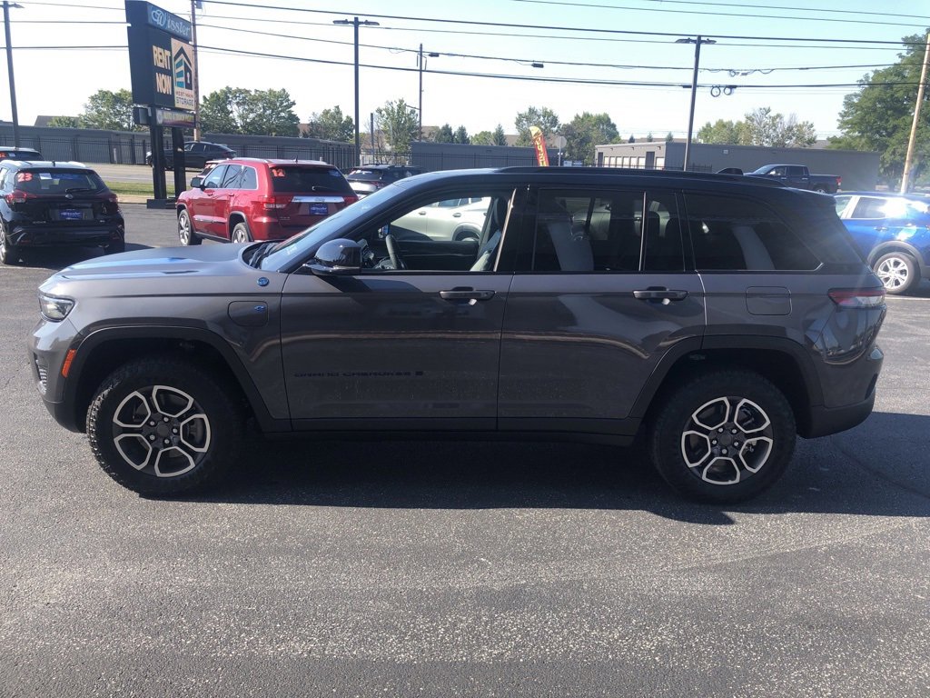 Used 2023 Jeep Grand Cherokee Trailhawk image 2