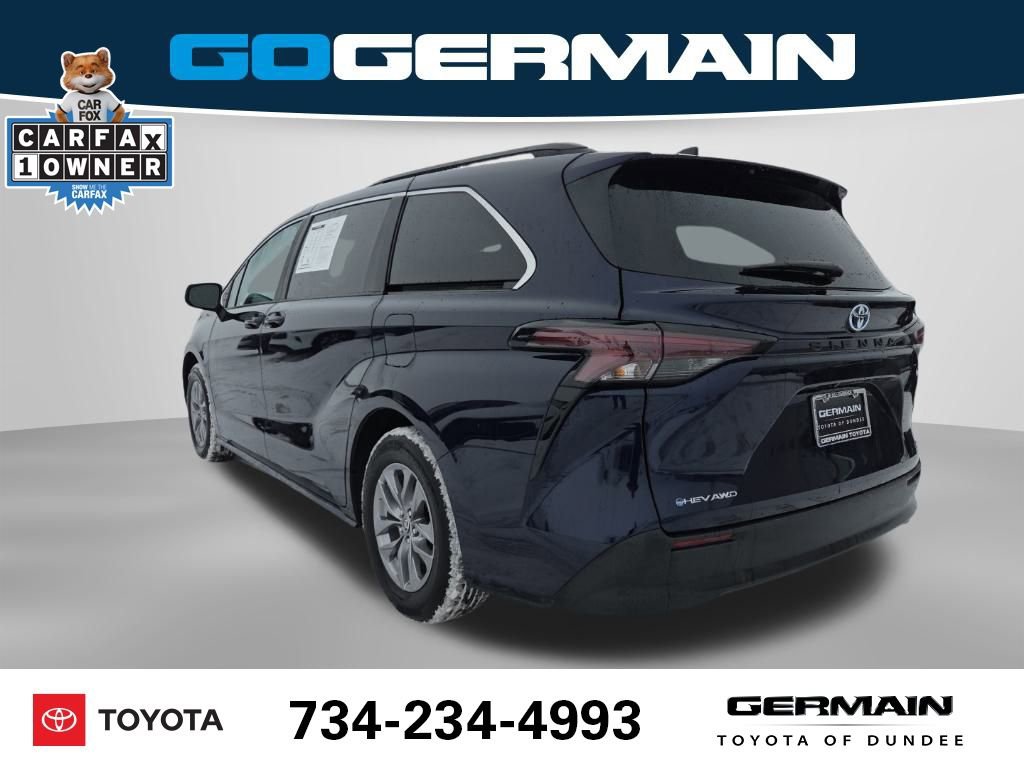 Used 2025 Toyota Sienna LE image 10