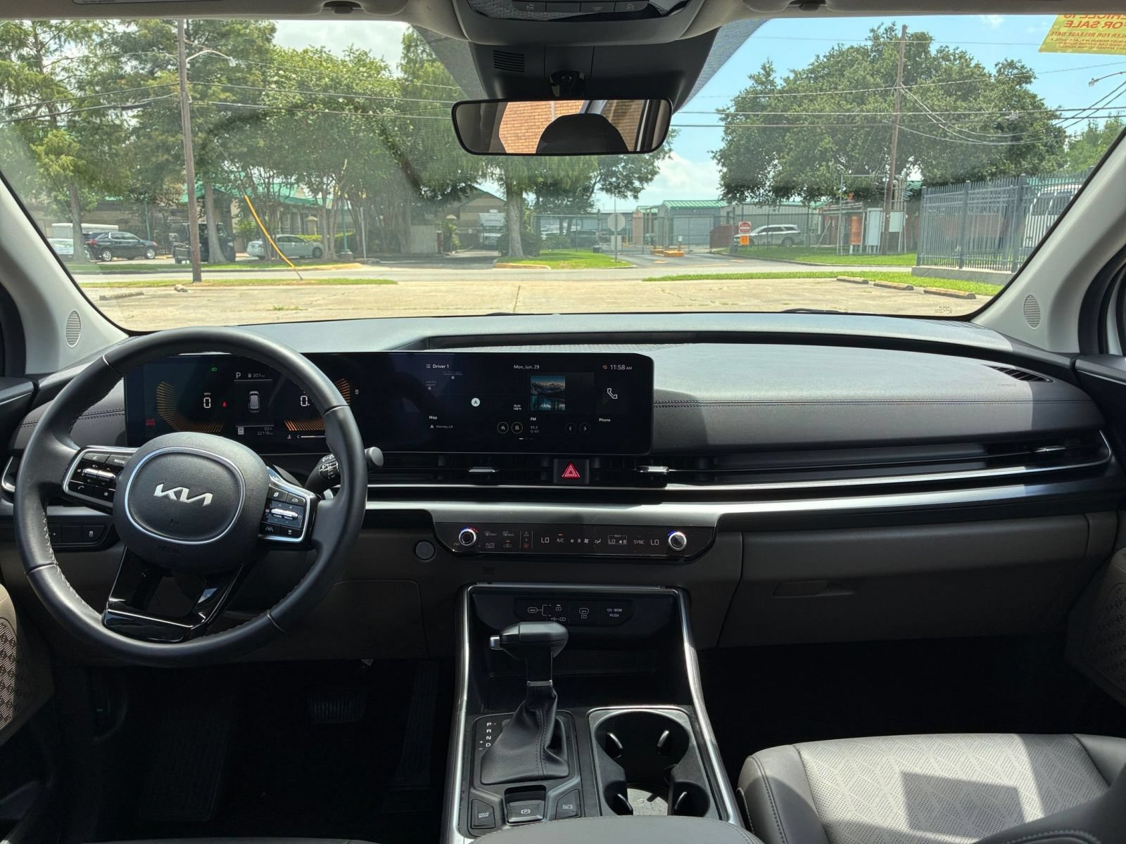 Used 2026 Kia Carnival FWD image 32