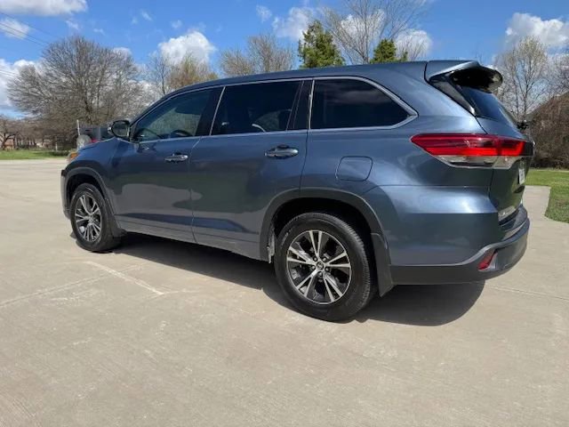 Used 2018 Toyota Highlander Plus AWD/4WD image 3