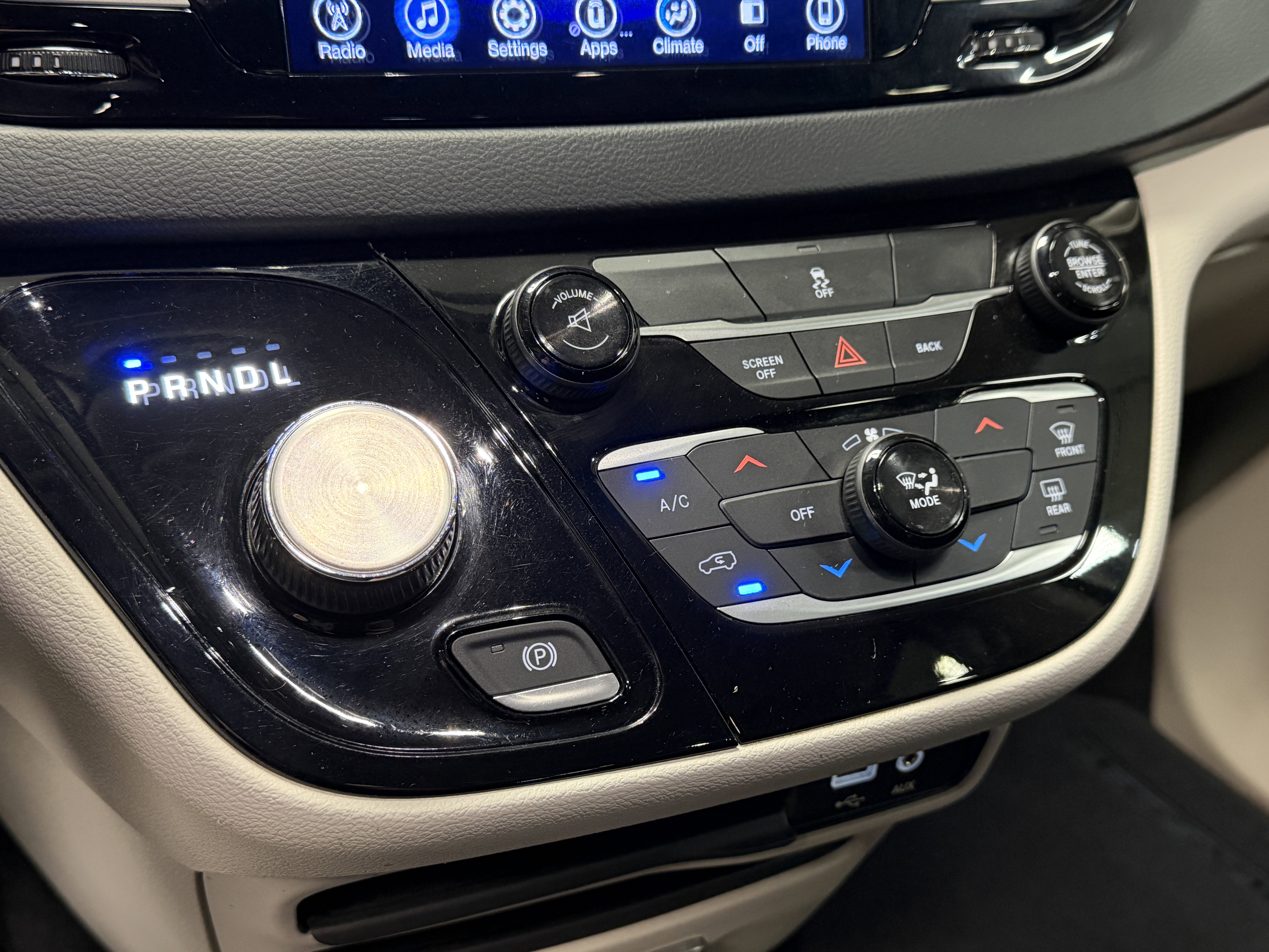 Used 2017 Chrysler Pacifica Touring w/ Tire & Wheel Group image 9