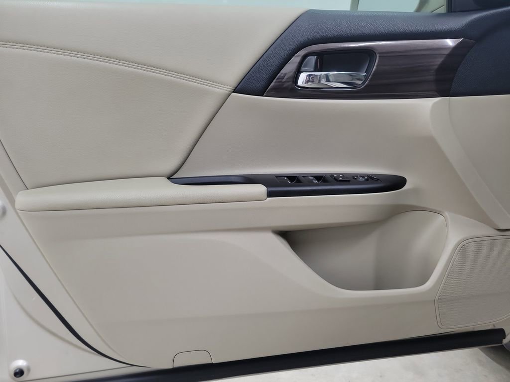 Used 2017 Honda Accord EX image 19