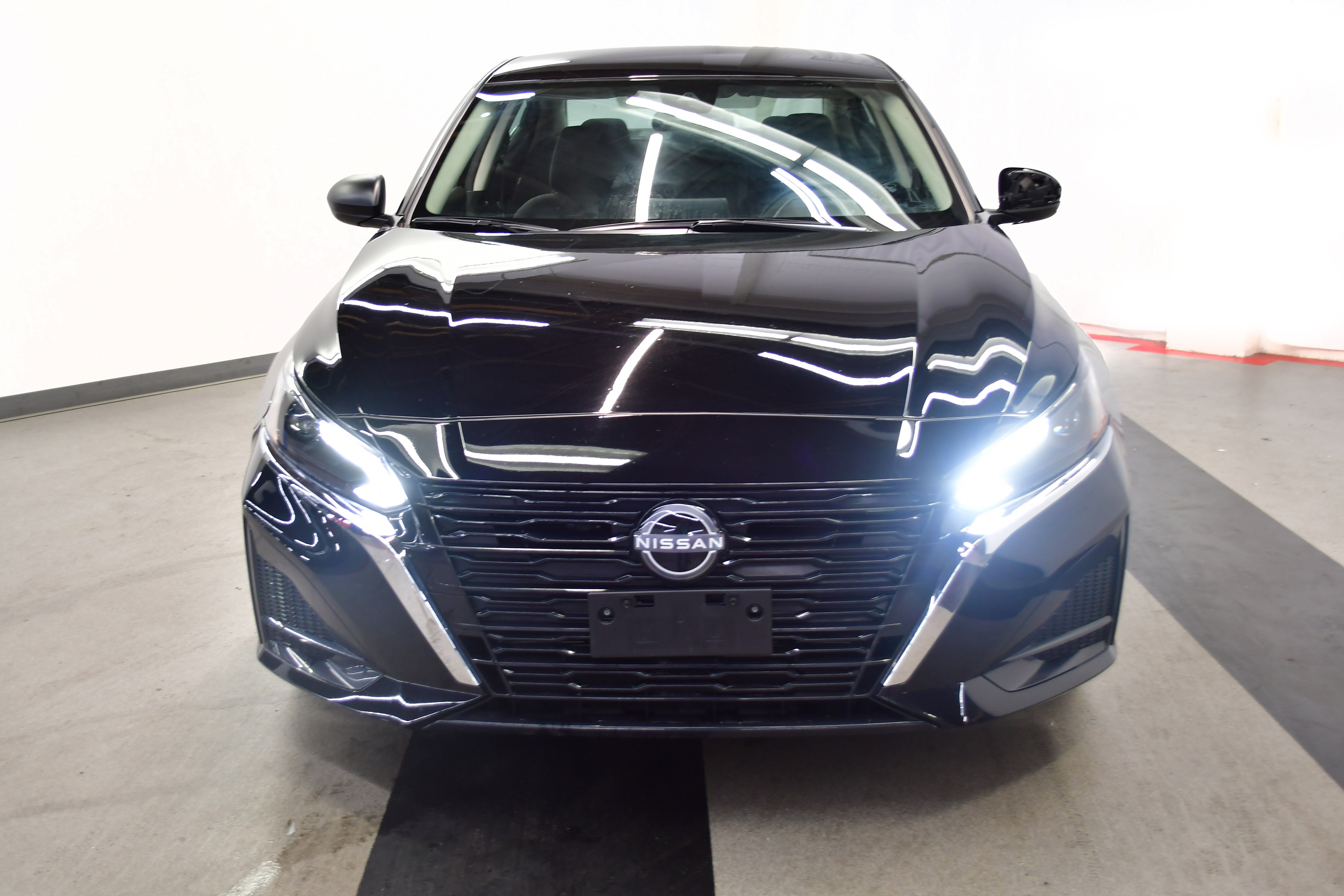 Used 2025 Nissan Altima 2.5 SV FWD image 3