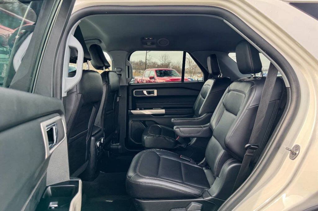 Used 2022 Ford Explorer XLT w/ Equipment Group 202A AWD/4WD image 19
