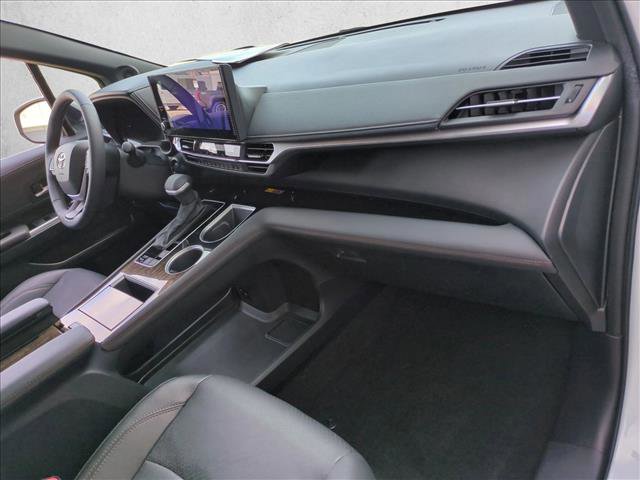 Used 2025 Toyota Sienna Platinum image 23