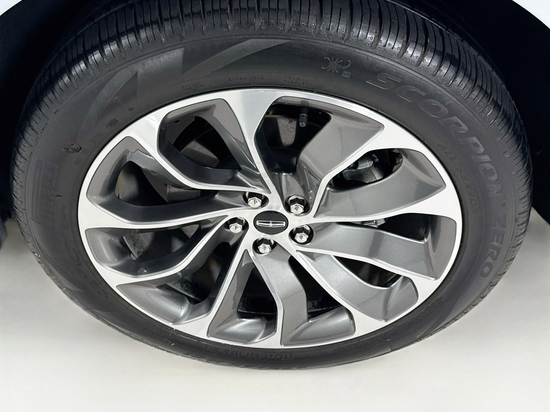 Used 2025 Lincoln Aviator AWD w/ Jet Appearance Package image 34