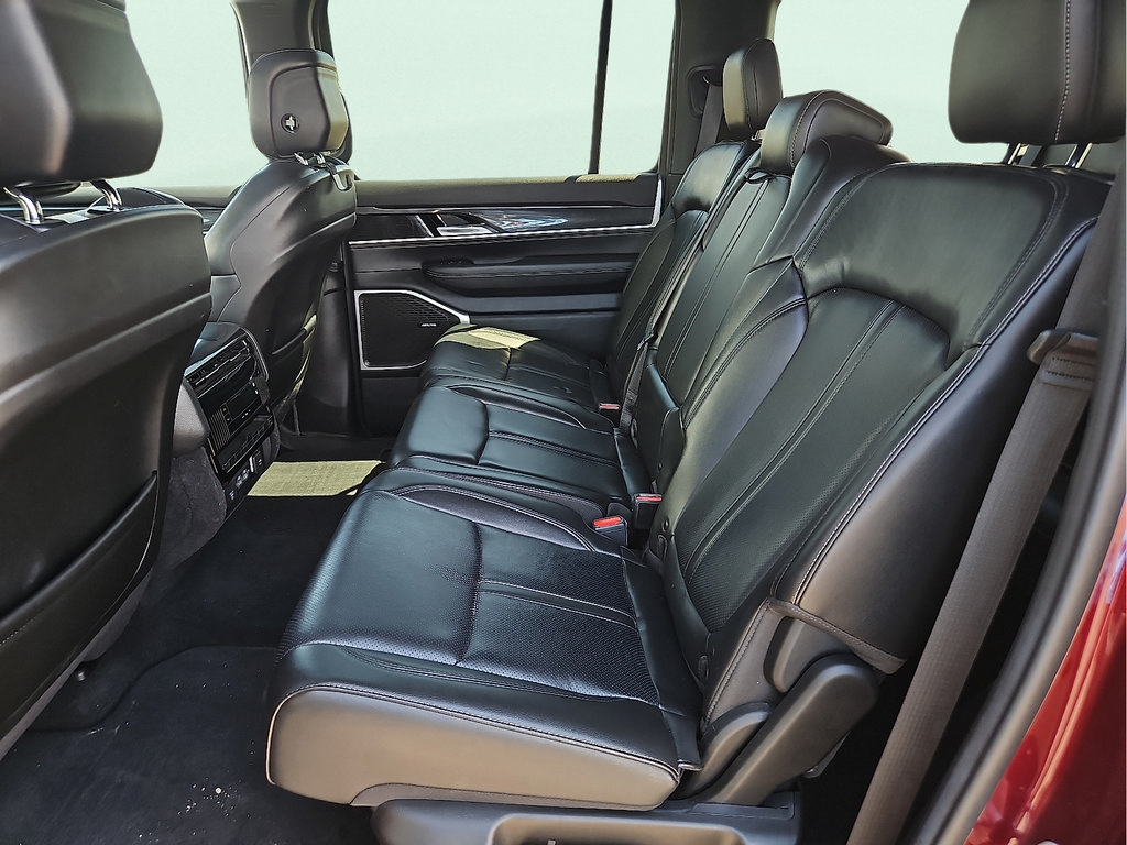 Used 2022 Jeep Wagoneer Series I w/ Premium Group I AWD/4WD image 10