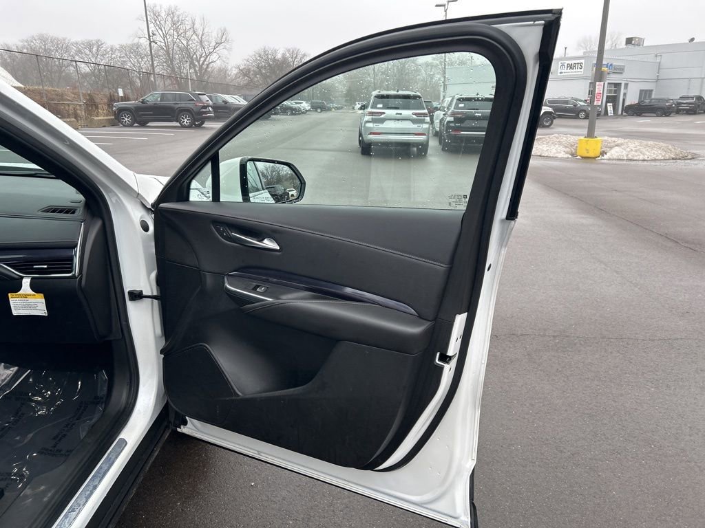 Used 2023 Cadillac XT4 Luxury w/ Cold Weather Package image 19