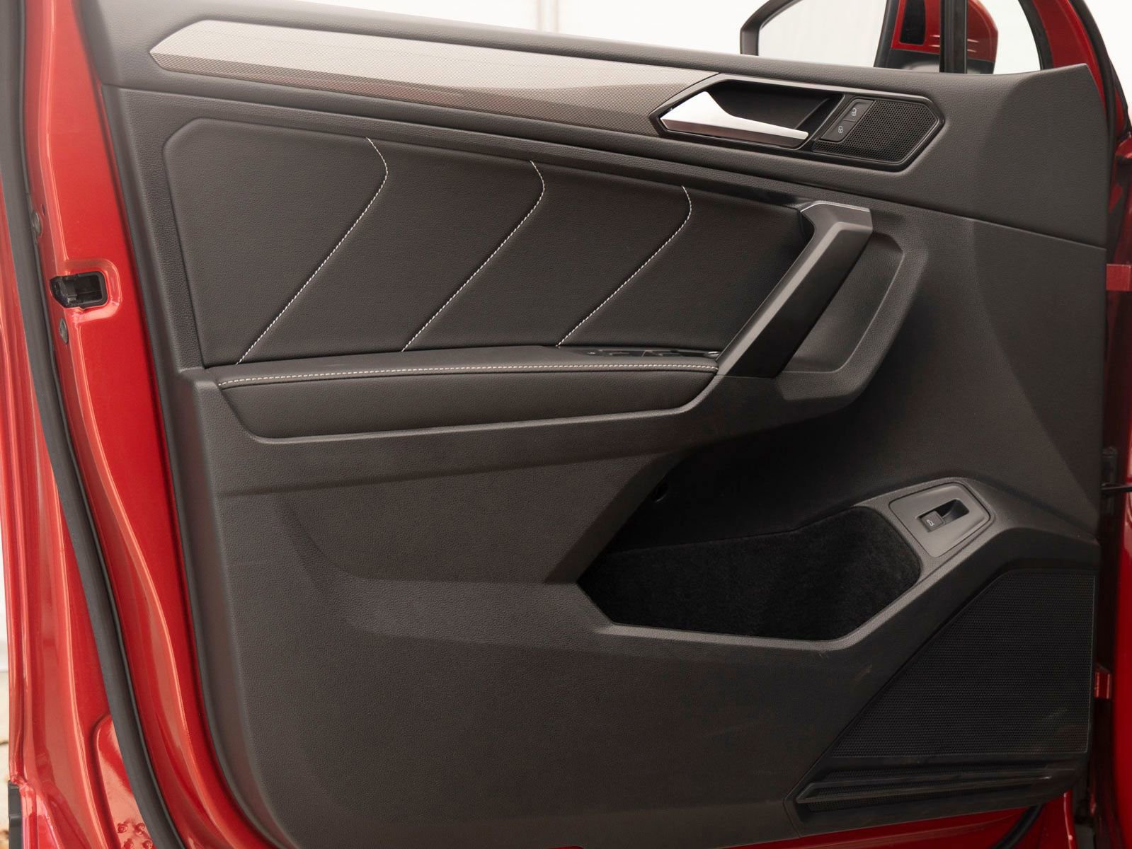 Used 2022 Volkswagen Tiguan SE w/ Panoramic Sunroof Package image 12