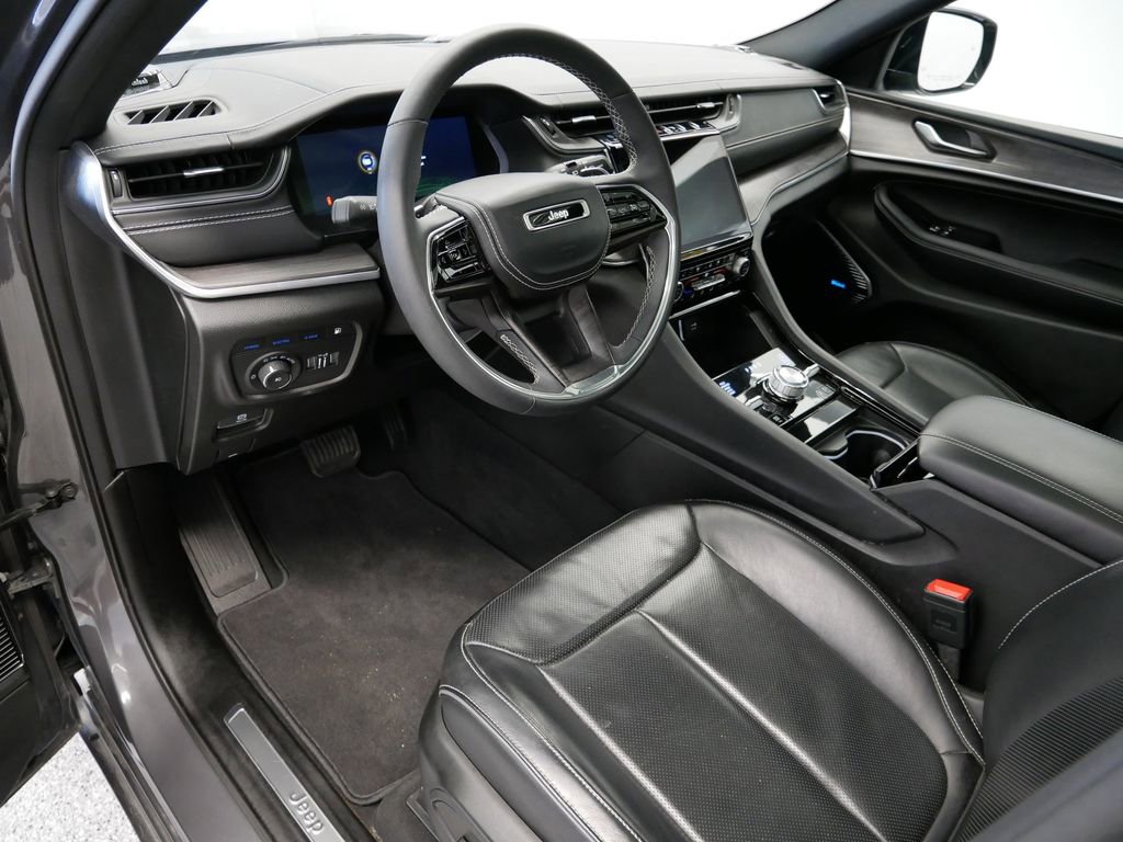 Used 2022 Jeep Grand Cherokee Overland image 2