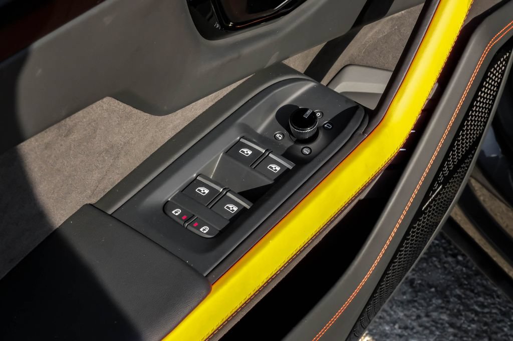 Used 2025 Lamborghini Urus SE AWD/4WD image 49