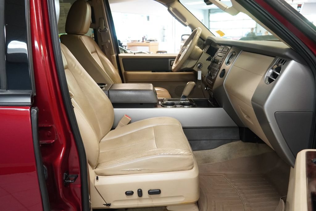 Used 2014 Ford Expedition XLT w/ Equipment Group 202A AWD/4WD image 26