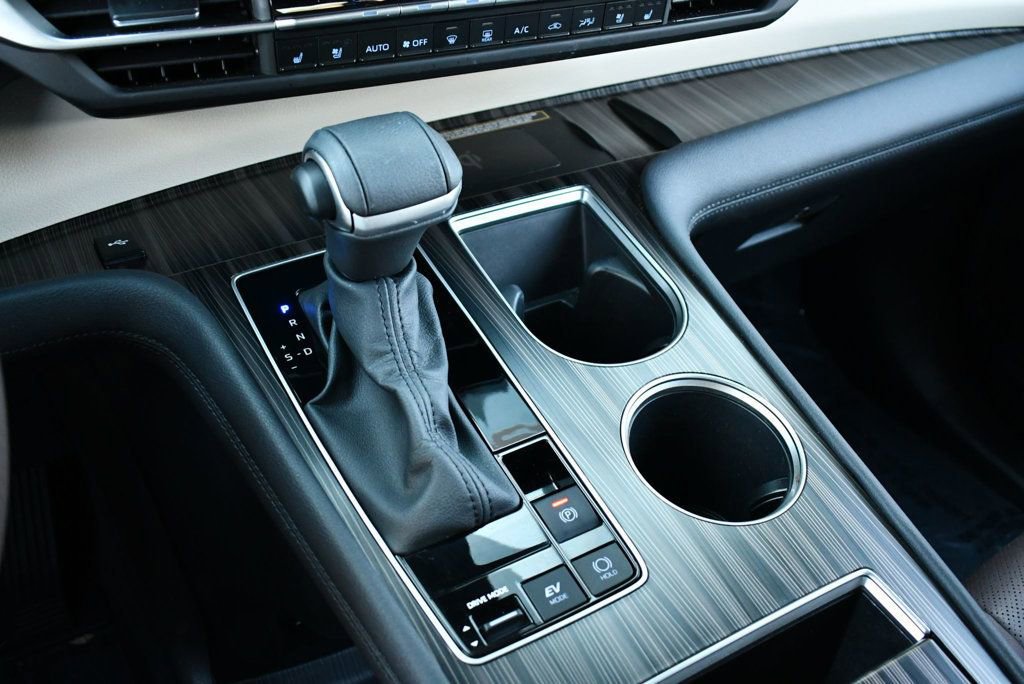 Used 2024 Toyota Sienna Platinum image 59