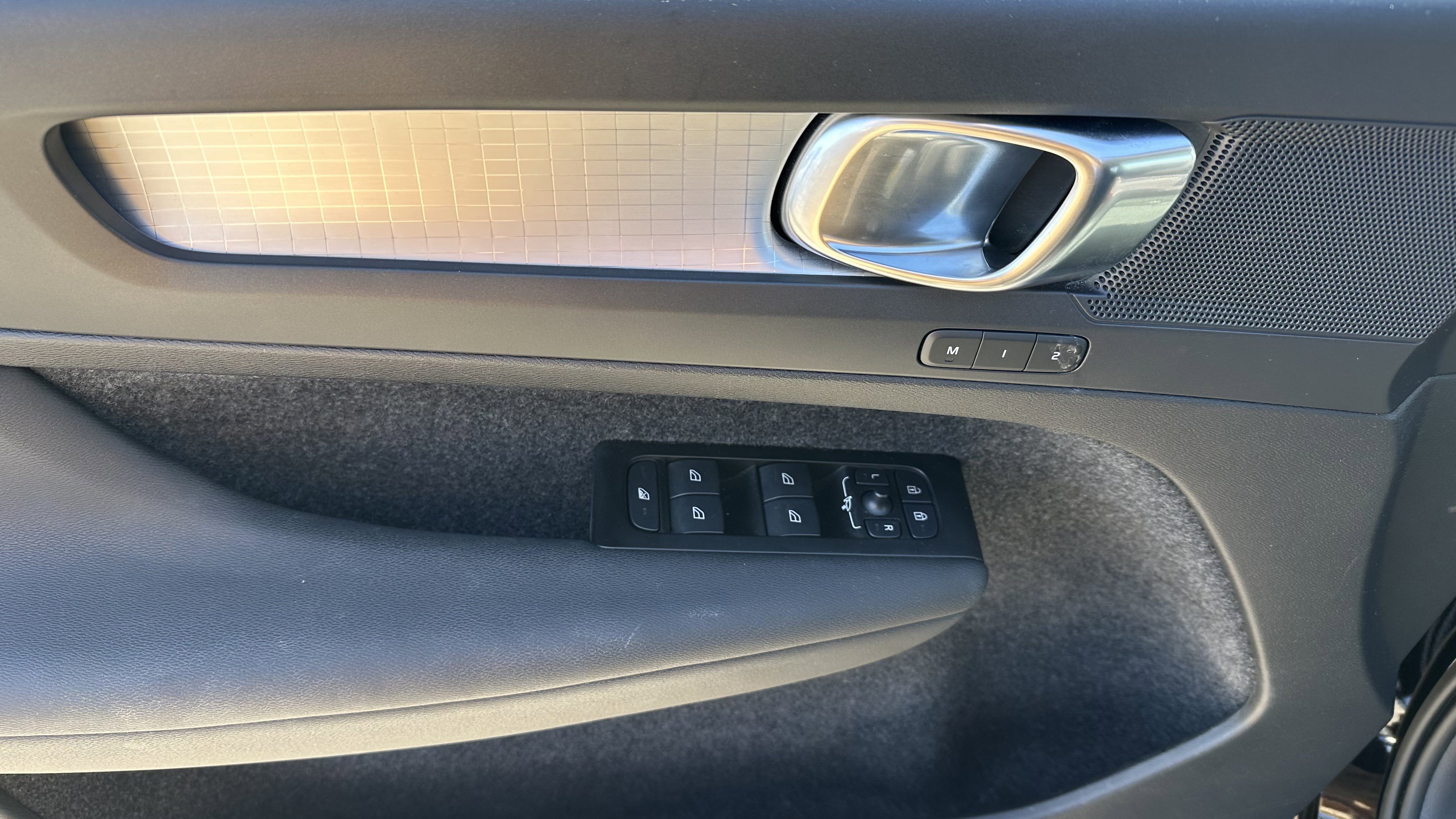 Used 2022 Volvo XC40 T5 Momentum w/ Premium Package image 17